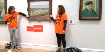 Dos militantes ecologistas protestaron pegándose a un cuadro de Van Gogh en Londres