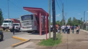 Un micro atropelló a varias personas, entre ellas niños, que esperaban en una parada de Guaymallén y hay heridos de gravedad.