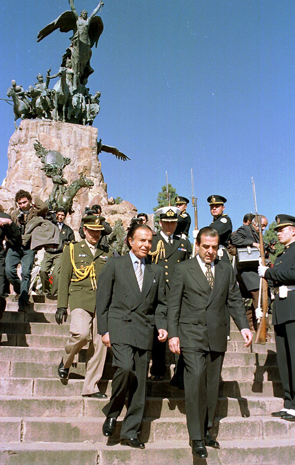 1997: Menem junto al expresidente chileno Eduardo Frei Ruiz-Tagle en el Cerro de la Gloria por la inauguración de un gasoducto .