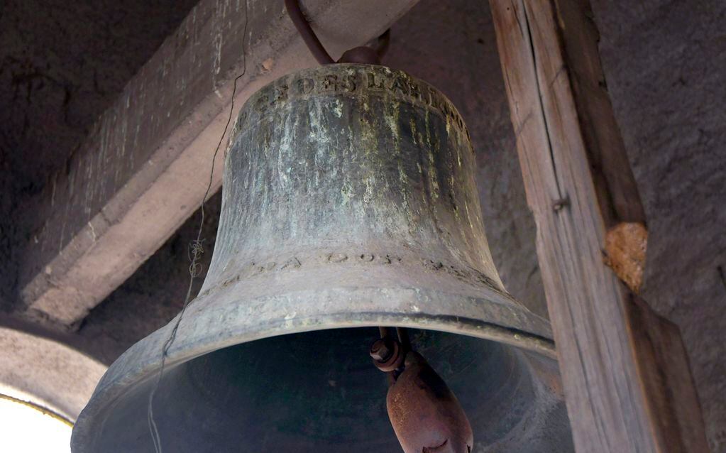 Detalle del yugo de cemento armando que sostiene a la campana de la iglesia Nuestra Señora de la Merced de Maipú
Foto: Orlando Pelichotti
