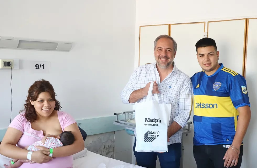 El intendente Matías Stevanato fue a conocer a Gina y felicitar a sus padres.