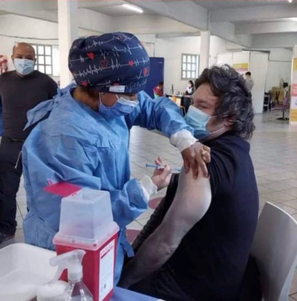 Javier Milei se vacunó contra el coronavirus: “Son los costos que tengo que pagar”