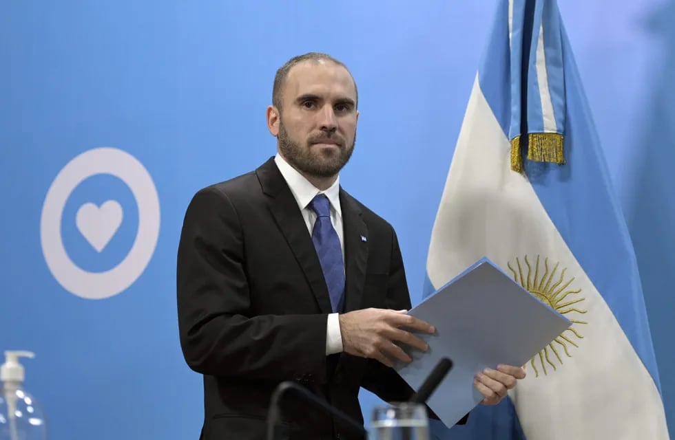 Financial Times: Argentina va ”rumbo achocar” con la devaluación del peso