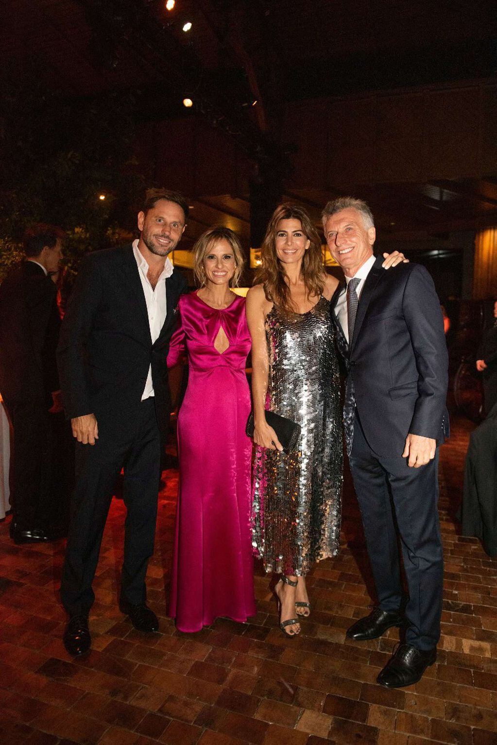El expresidente Mauricio Macri posa junto a Juliana Awada y Mariana Fabbiani y su esposo.