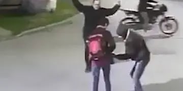 Motochorros roban a un estudiante que iba a la escuela