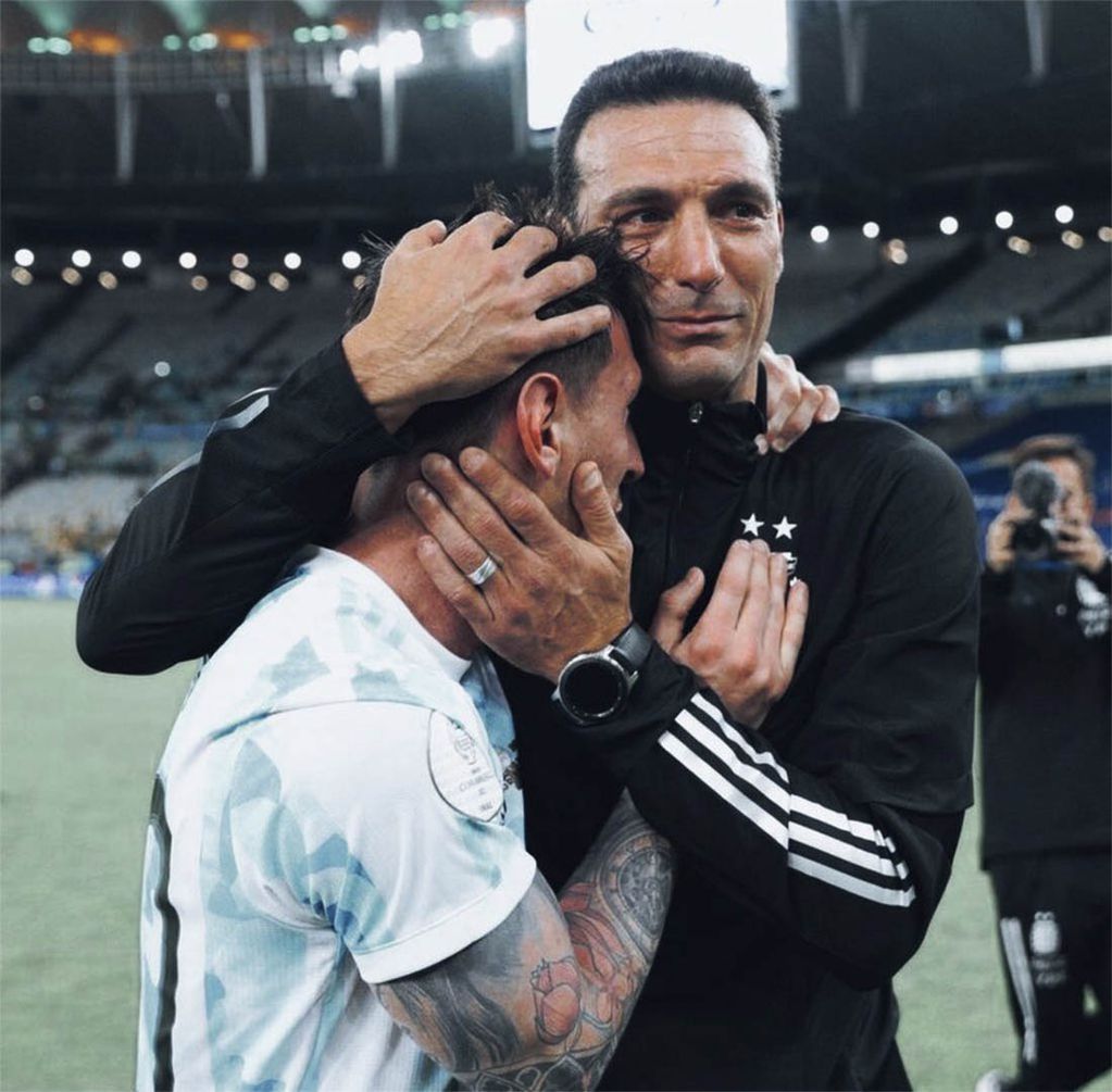 El abrazo final tras la consagración en Brasil entre Messi y Lionel Scaloni. / Gentileza. 