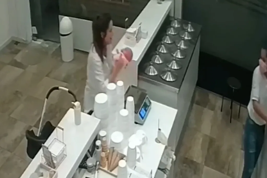 Fue a comprar helado y peso a su beba en la balanza del local. / Foto: Captura de video