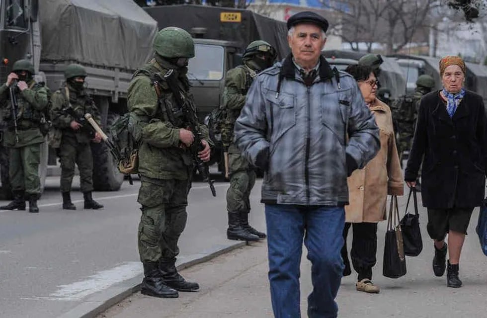 La embajada argentina en Ucrania les recomienda a los ciudadanos que se mantengan "en sus hogares" (AP)