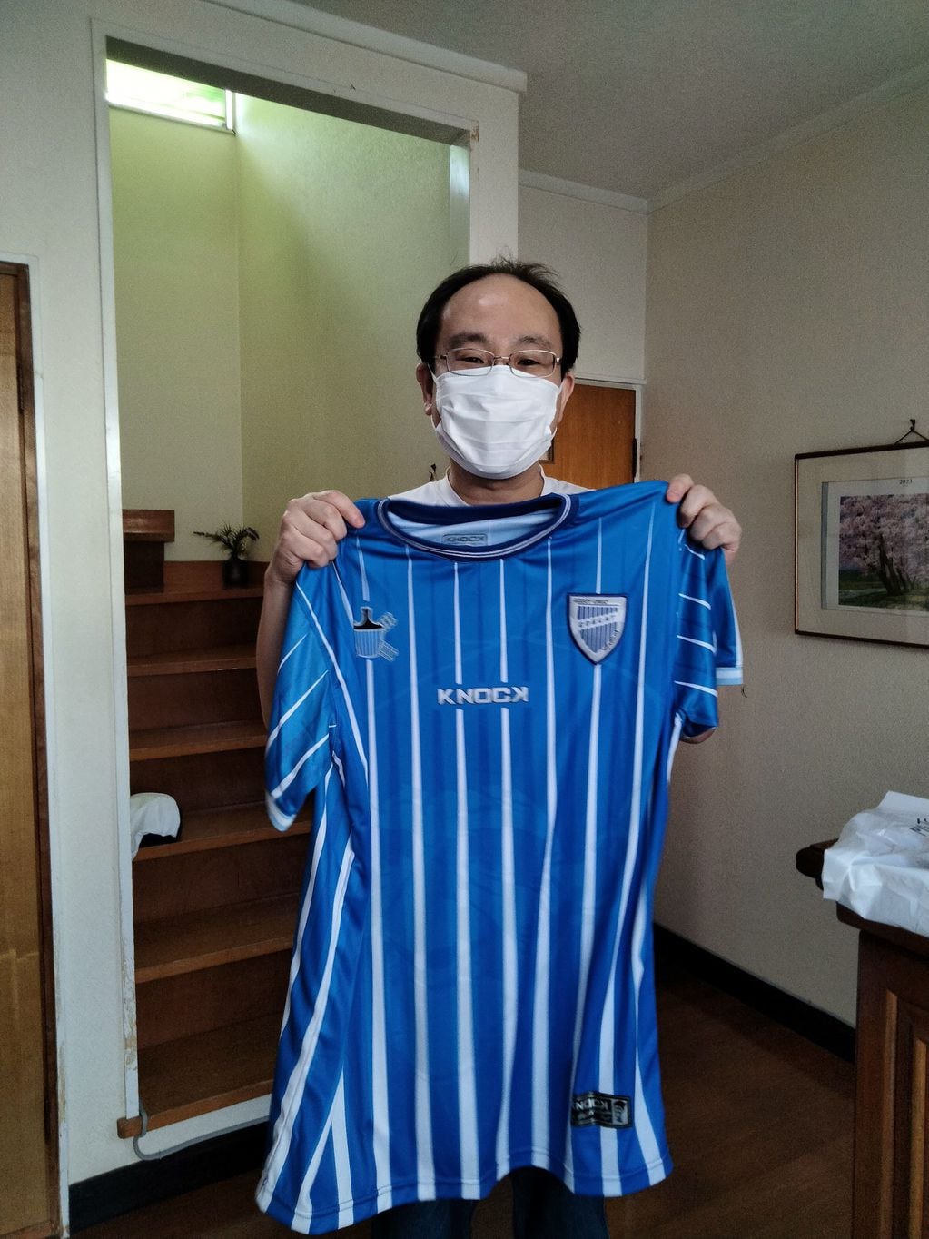 El japonés más mendocino del mundo recibió una camiseta del Tomba y otros regalos que llegaron de Mendoza. Foto: X @NagoyaArgentina