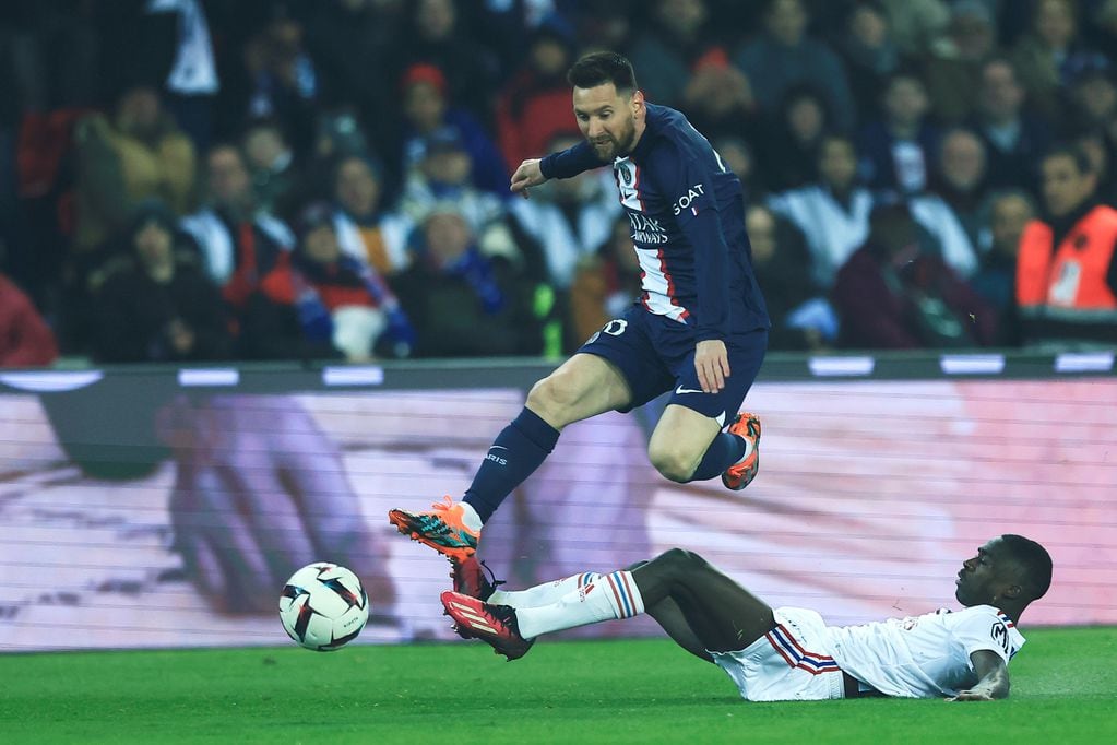Lionel Messi en el partido de PSG ante Lyon. (AP)