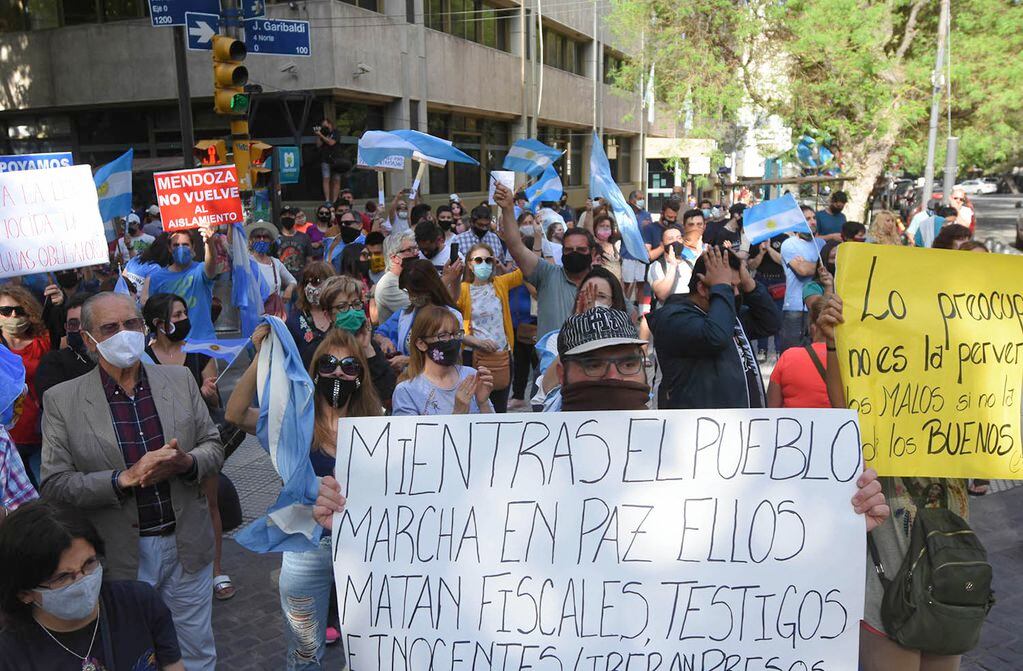 En Mendoza, los ciudadanos se reunieron en calle San Martín y Peatonal.