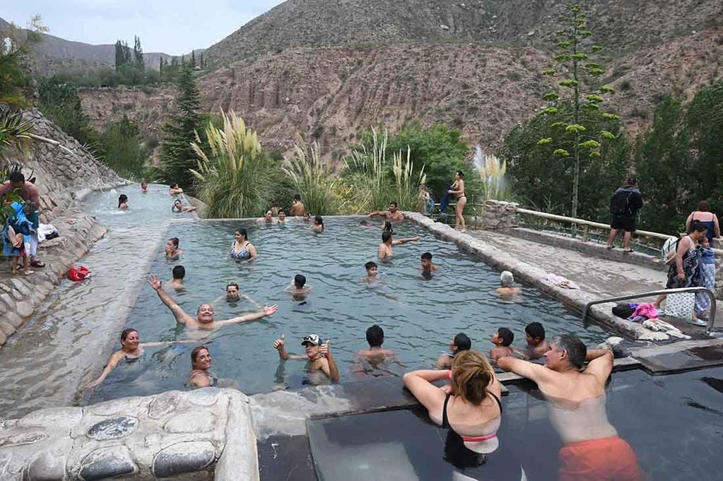 Turistas disfrutan de una tarde de  mucho calor en las piletas de aguas termales en Cacheuta. Foto: José Gutiérrez / Los Andes