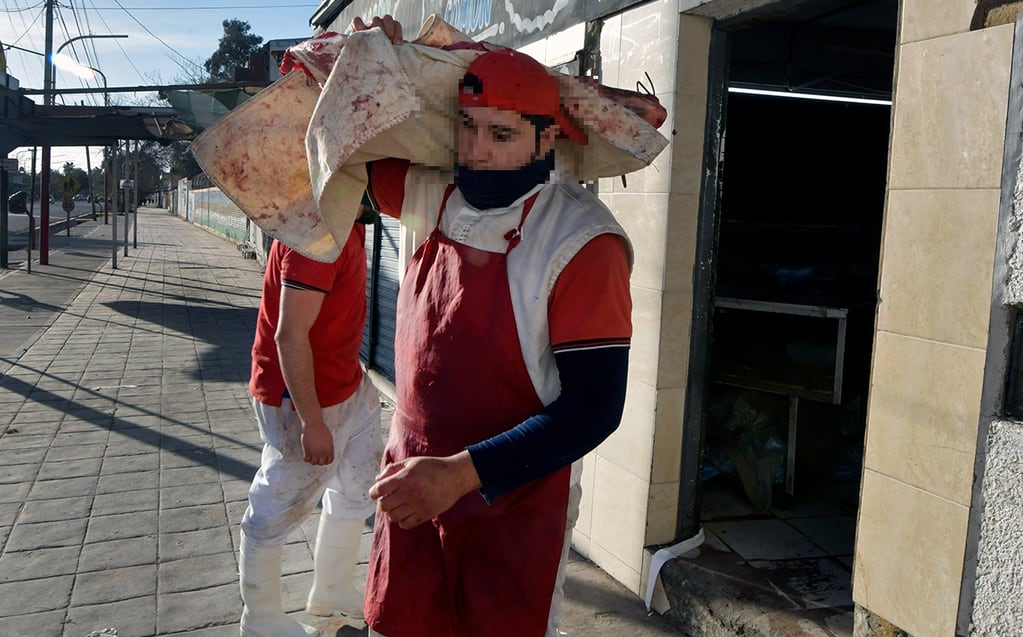 
Empleados de la carnicería ubicada en Independencia y Álvarez Condarco sacan restos de carnes para tirarlas en el basurero municipal, tras los saqueos que sufrieron ayer - Foto Orlando Pelichotti / Los Andes