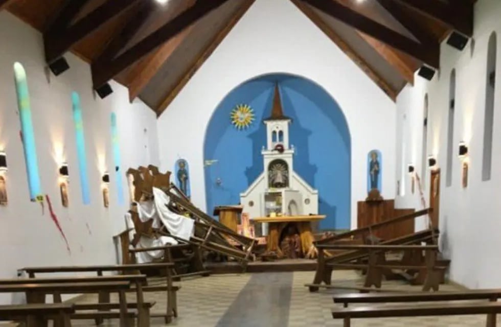 Los bancos de la iglesia fueron destrozados por el grupo mapuche. 
Foto: Twitter @CarlosEguiaUno
