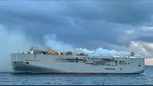 Barcos y helicópteros sacaron a los 23 tripulantes del barco, que no habían logrado apagar las llamas. Gentileza