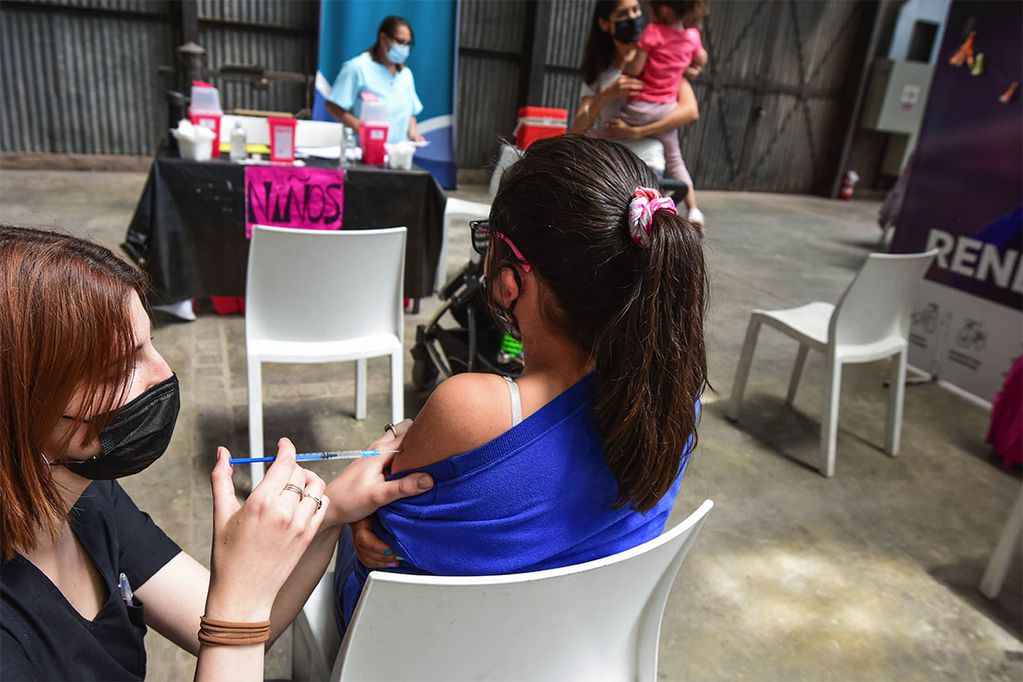 En hospitales y clínicas coinciden en que la vacunación es lo que está permitiendo estar “aliviados” en el sistema hospitalario. La mitad de los menores tiene al menos una dosis. Foto: Mariana Villa / Los Andes