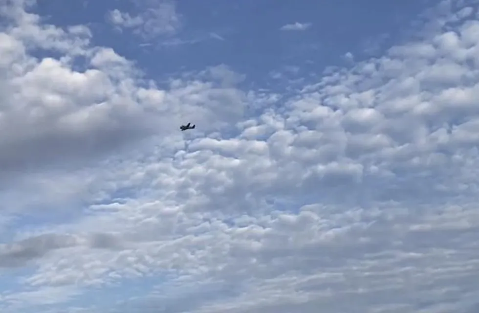 Un piloto sobrevuela la ciudad de Tupelo en Mississippi y amenaza con estrellar el avión