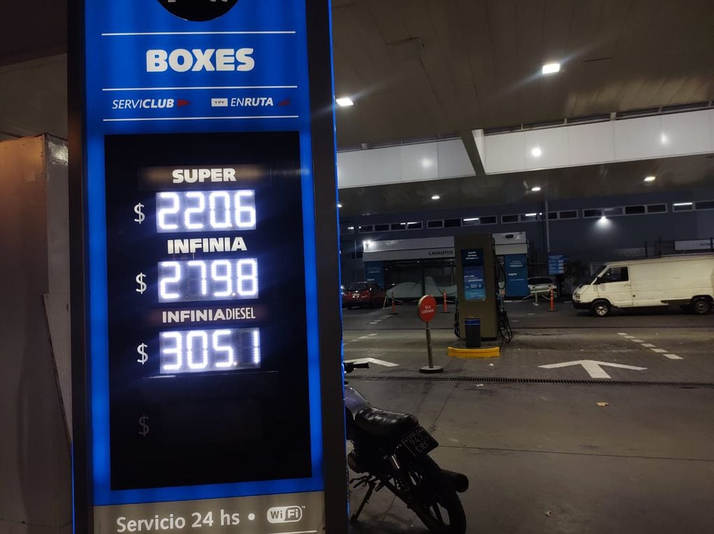YPF aument nuevamente los precios de sus combustibles: desde hoy suben 4,5% en promedio. / Foto: Ignacio Blanco - Los Andes