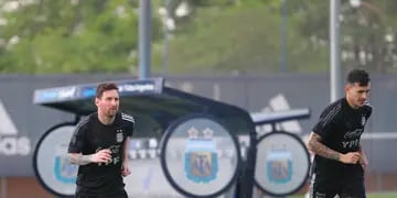 Messi y Paredes