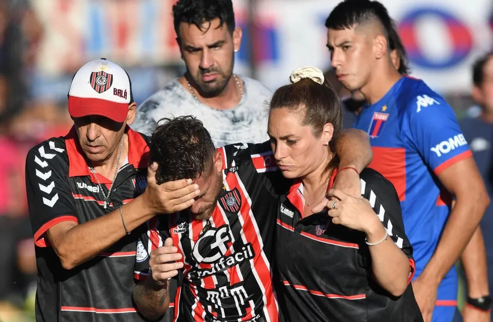 El jugador de Chacarita fue agredido por un botellazo desde la tribuna en el partido ante Tigre por Copa Argentina. (@radiolared)