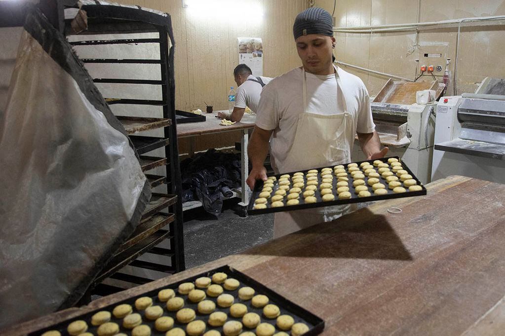 La venta de harina subsidiada a los panaderos y los fabricantes de pastas puede retrotraer precios, señalaron desde el gobierno. Los mendocinos atentos al desarrollo de la operatoria par tomar una decisión.