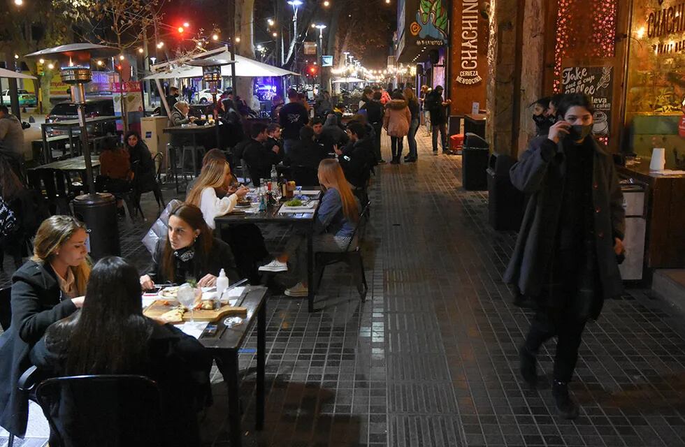 En los bares de calle Arístides Villanueva de Ciudad, durante toda la semana ha habido más cantidad de gente por la semana de la Amistad. José Gutiérrez / Los Andes.