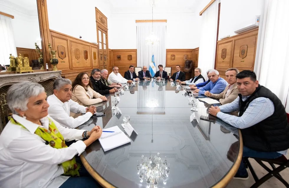 Guillermo Francos y el jefe de Gabinete, Nicolás Posse, recibieron esta tarde a la cúpula de la Confederación General del Trabajo - X Guillermo Francos