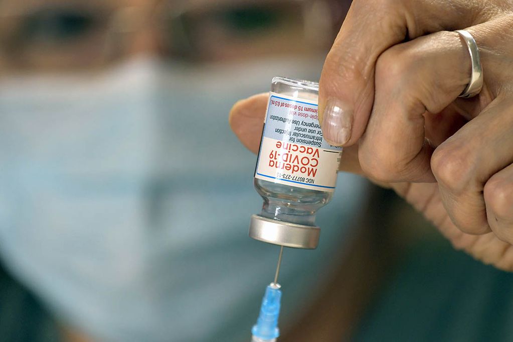 Moderna prepara una vacuna combinada contra el coronavirus y la gripe, la cual estaría lista para 2023.