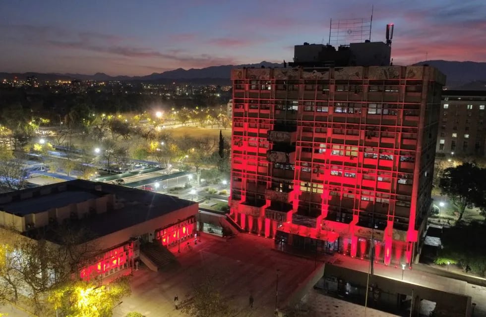 La Municipalidad de la Ciudad de Mendoza se tiño de rojo a modo de homenajear a la Cruz Roja Argentina