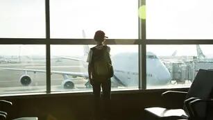 Una aerolínea le prohibió viajar a un niño por un detalle en su remera