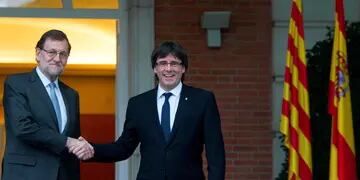 Además, el presidente del gobierno español solicitó el cese del presidente catalán, Carles Puigdemont, y de todo su gobierno.