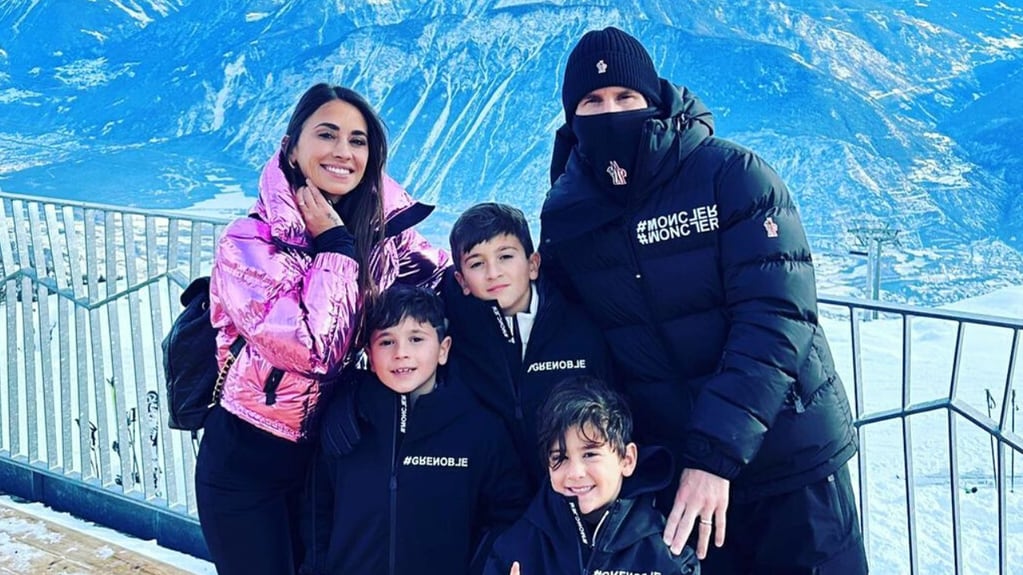 Lionel Messi disfruta de su descanso en la nieve junto a Antonela Roccuzzo y sus hijos.