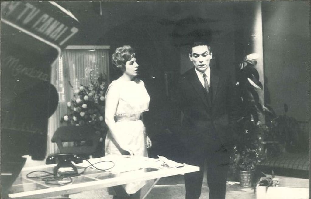 Ibis Lusetti juega una escena con Roberto Battistón, alrededor de los años 60.