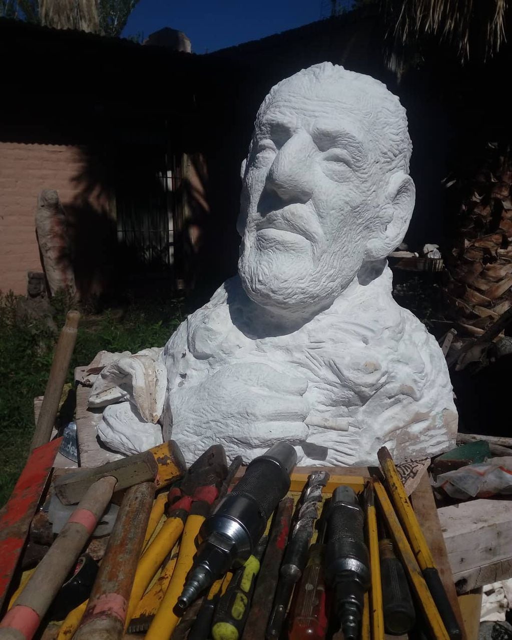 Escultura de Daniel Ciancio, homenaje a su maestro.