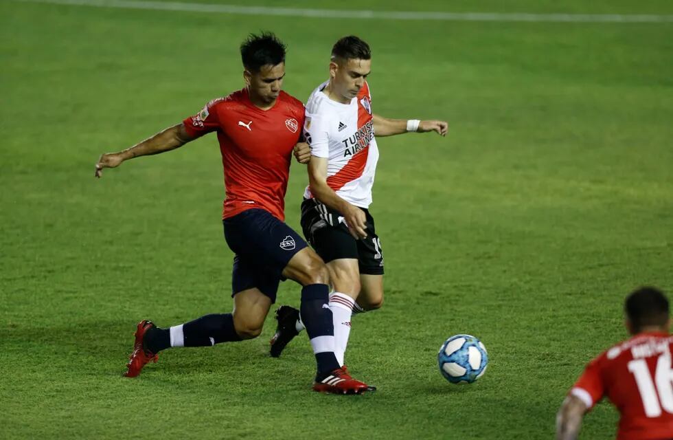Rafael Santos Borre disputando la pelota con un jugador de Independiente. Foto: Gentileza