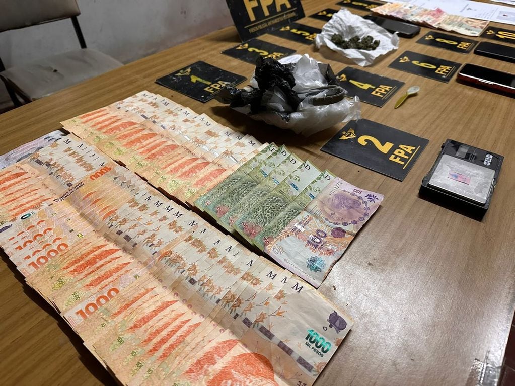 En los allanamientos encontraron dinero en efectivo y 17 dosis de marihuana, entre otras cosas. Foto: Gentileza El Doce.