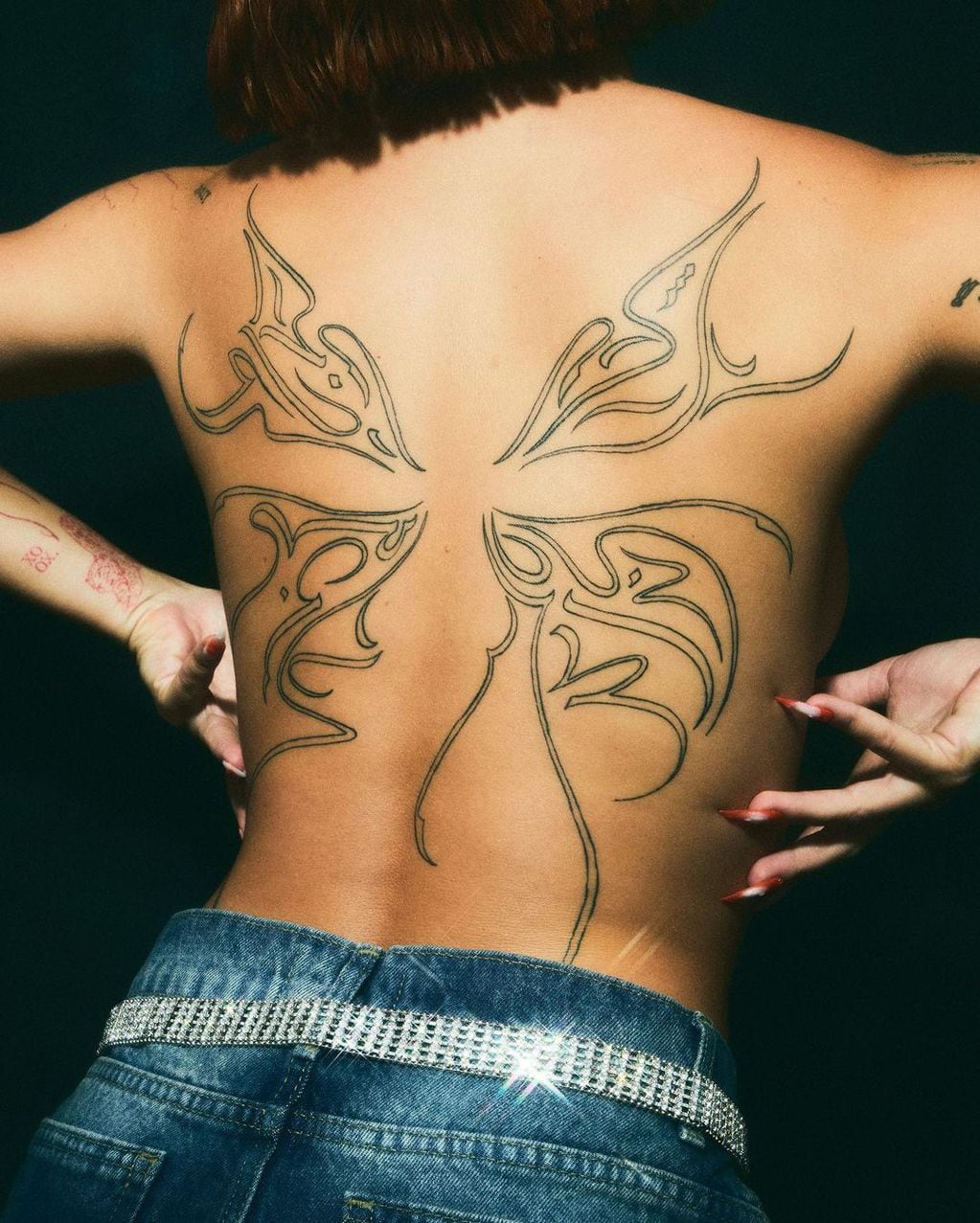 De espaldas, Tuli Acosta mostró arte en su piel.