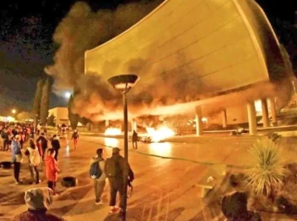2019. Los incendios en la Legislatura de Chubut, por los que fue condenado Santiago Goodman. (Clarín)
