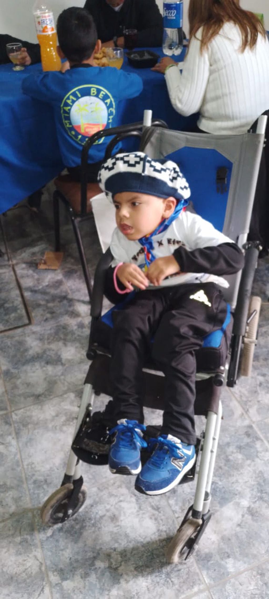 Robaron la silla de ruedas de un nene que necesita un complejo tratamiento y piden ayuda. Foto: Gentileza