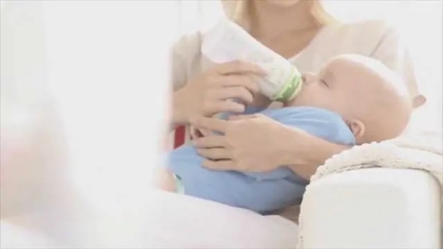 Bebé tomando la mamadera