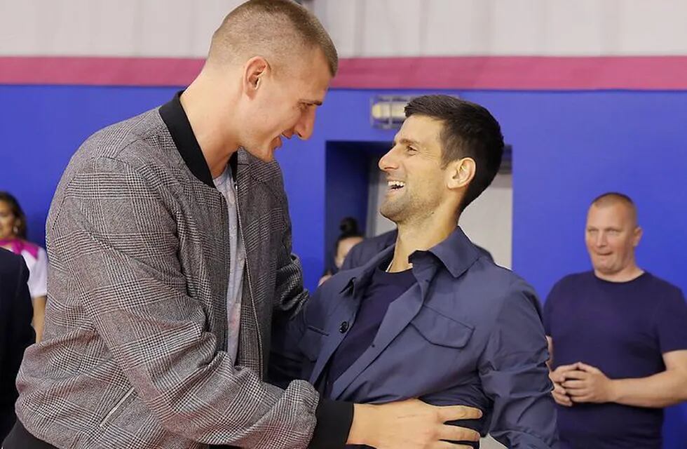 El pívot Nikola Jokic, estrella de los Denver Nuggets de la NBA, dio positivo en un control de coronavirus la semana pasada en Serbia y su regreso para preparar la reanudación de la temporada se ha retrasado, informó este martes la cadena ESPN.