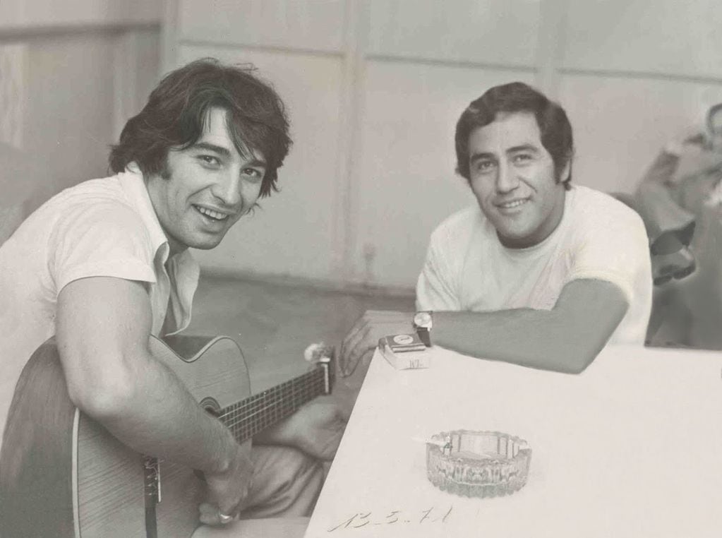 Sandro junto al padre de Gustavo en los estudios de CBS. Año 1971.