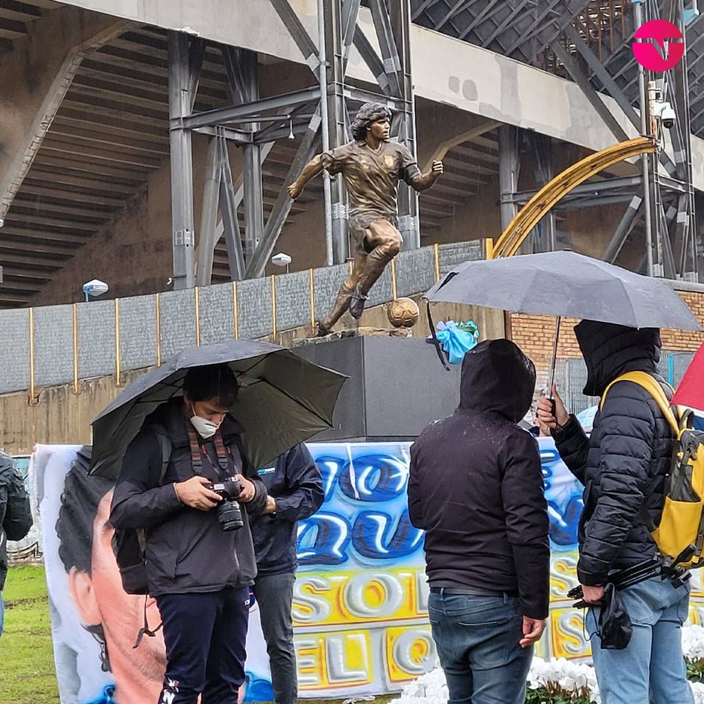 La estatua en honor a Maradona en el estadio del Napoli.