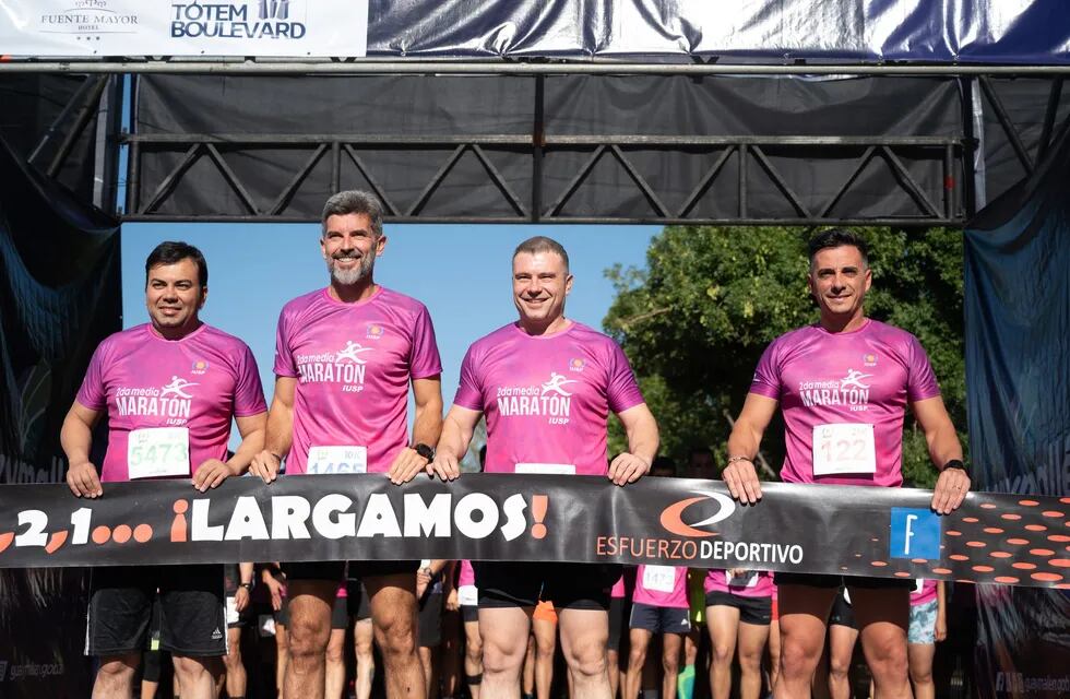 El intendente de Capital Ulpiano Suárez, y sus colegas Francisco Lo Presti (Las Heras), Diego Costarelli (Godoy Cruz) y Marcos Calvente (Guaymallén), en modo maratón.