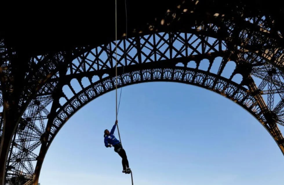 Anouk Garnier llegó hasta la segunda planta de la famosa Torre Eiffel. Gentileza: MSN.