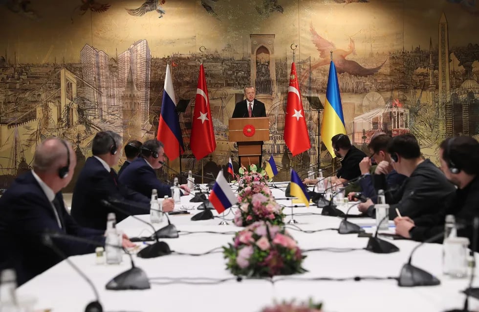 El presidente de Türkiye, Recep Erdogan, hablando a representantes de Rusia y Ucrania en una de las reuniones celebradas en Estambul para resolver el conflicto con los granos.