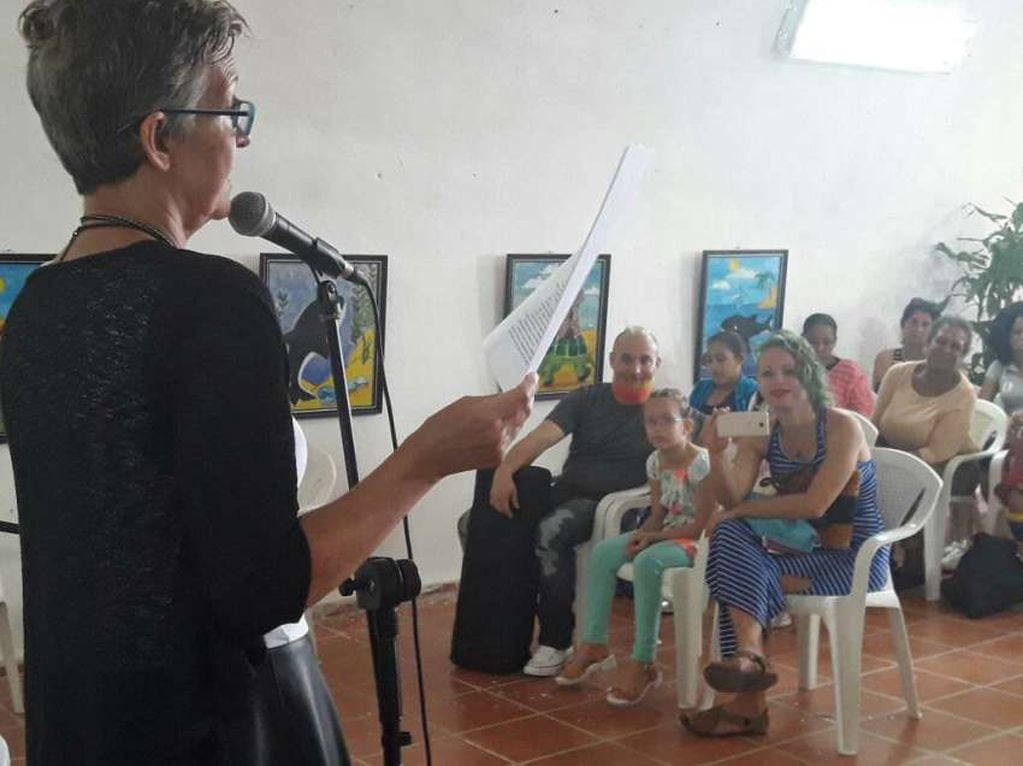
En Cuba. En una lectura de sus textos en La Habana. Esta es una de las últimas fotografías de Liliana Bodoc con vida.  | Gentileza / Diego Gareca
   