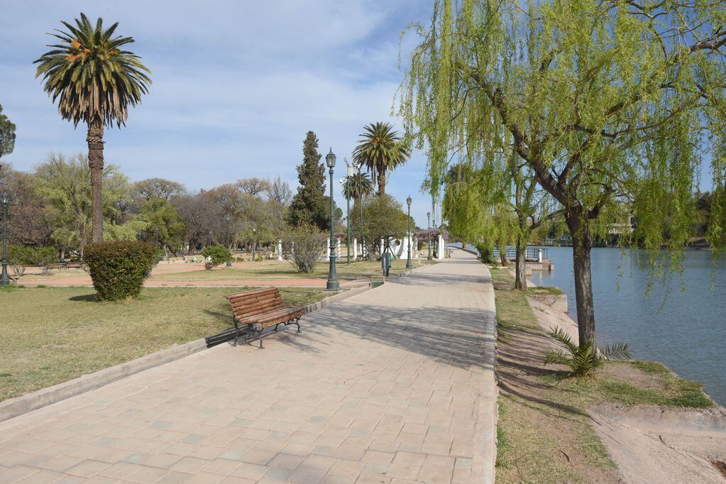 El Parque General San Martín vacío en el día del estudiante debido a la cuarentena. / Orlando Pelichotti