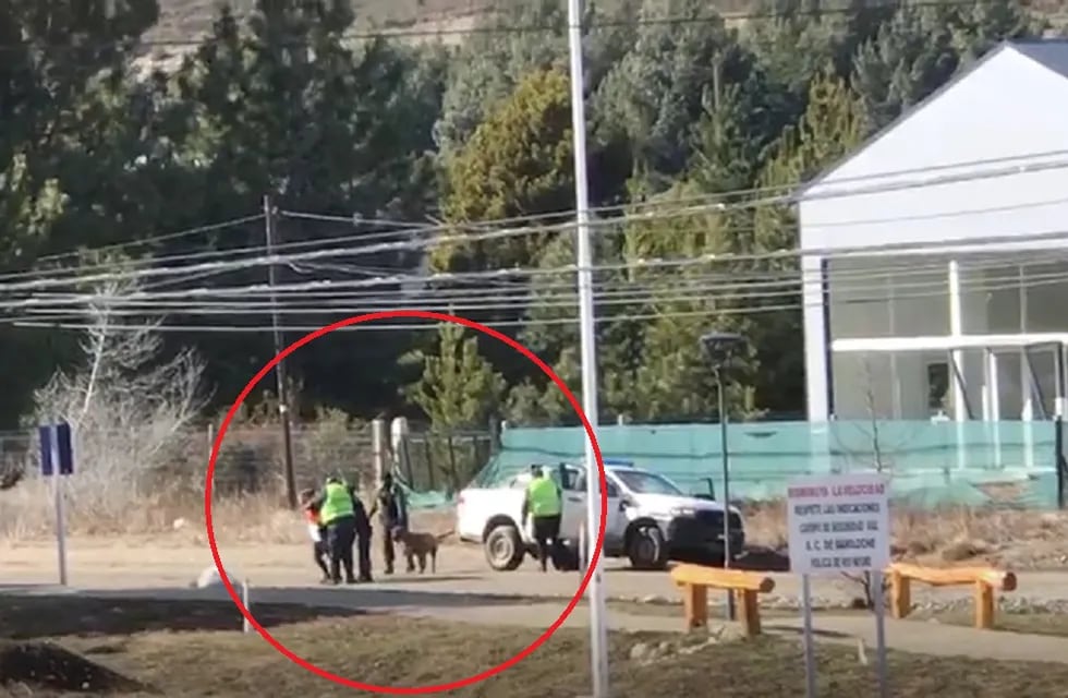 Cinco policías se encargaron de detener a la mujer en Bariloche - Captura de video