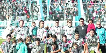 En 2004, Godoy Cruz perdió una eliminatoria con Argentinos para jugar la reválida con un club de Primera División. 